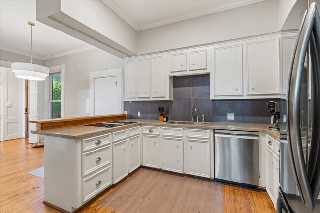 Building Photo - 6732 Vanderbilt St