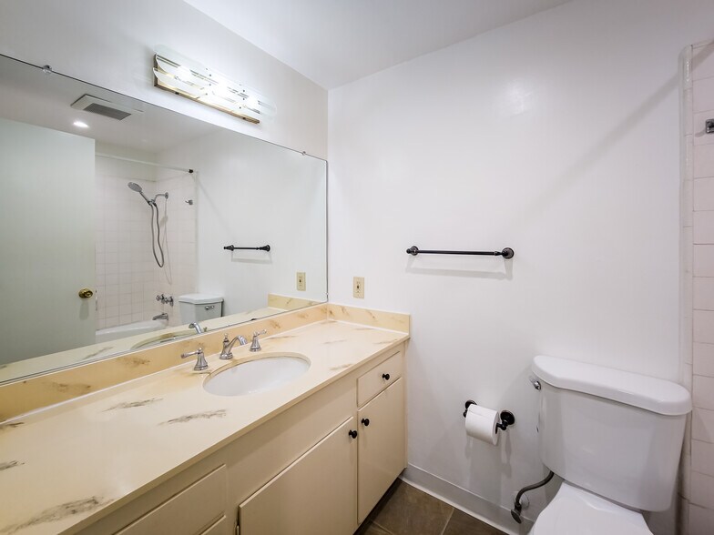 Building Photo - 215 N Kenwood St