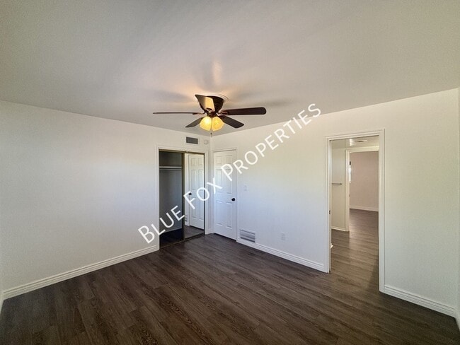 Building Photo - 900 E Vía Lucitas