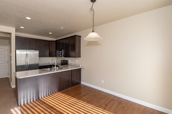 Building Photo - 3201 W Desert Lily Dr