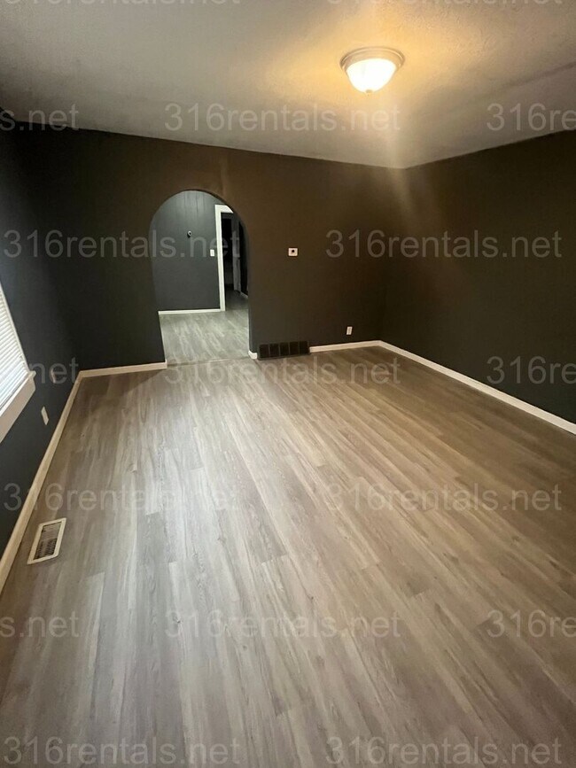 Building Photo - $795 - 2 bed 1 bath - Duplex