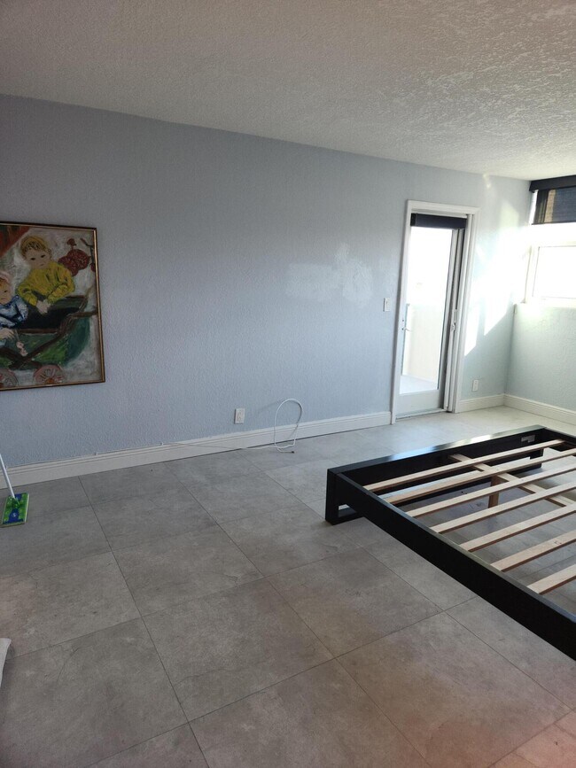 Building Photo - 1238 Hillsboro Mile