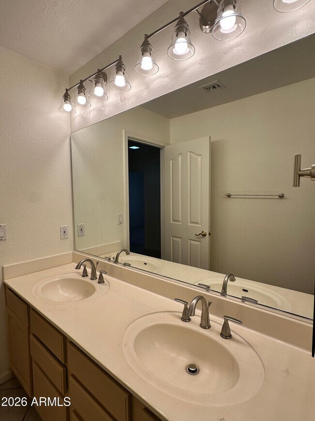 Building Photo - 1667 S Sycamore Pl