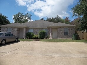 Building Photo - Bryan - Duplex 3 bedroom / 2 bath - Large yard fenced in.