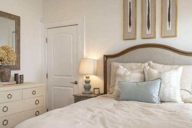 Building Photo - 801 Durant Pl NE