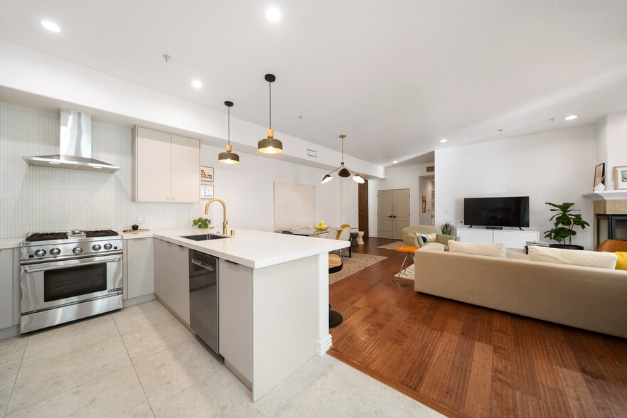 Kitchen w breakfast bar - 10913 Whipple St
