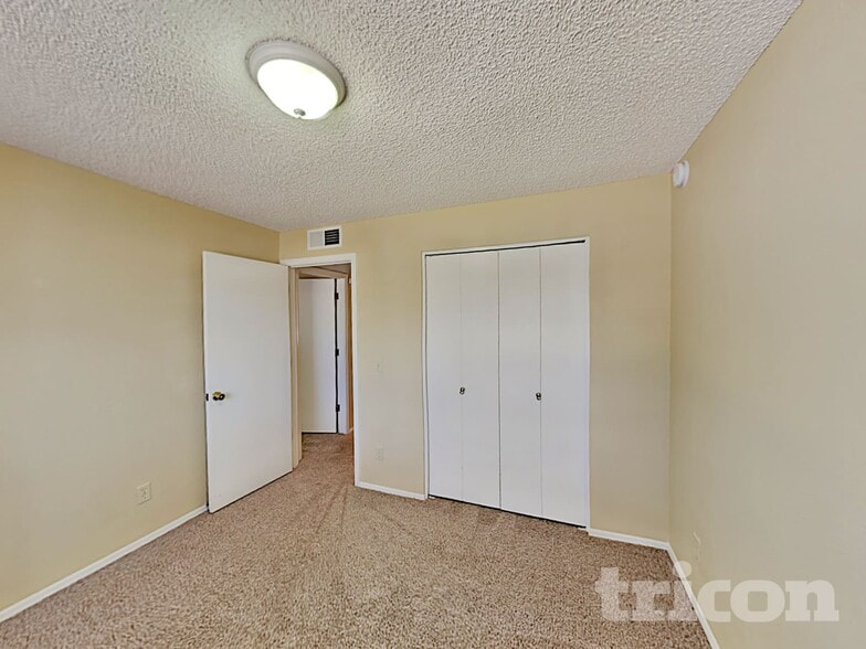 Building Photo - 601 E Palomino Dr