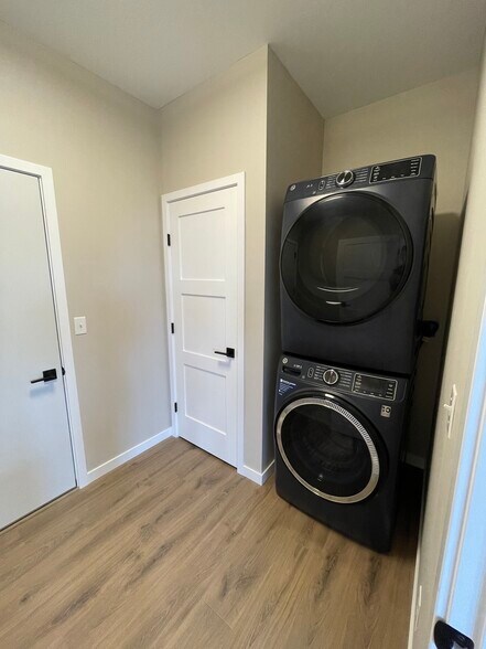 Building Photo - 328 E Blue Bell Dr