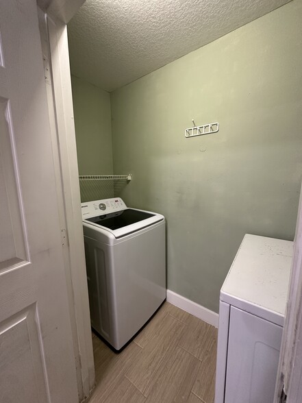 Laundry Room - 5621 Pinnacle Heights Cir