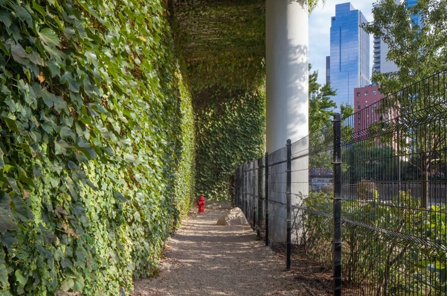 Building Photo - 645 N Kingsbury St