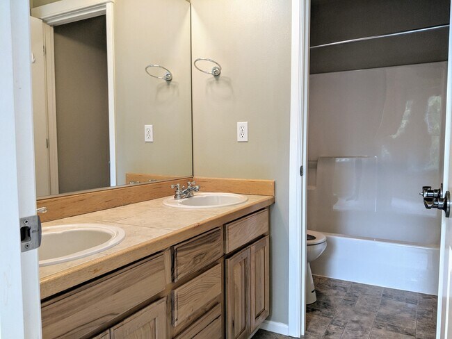 Building Photo - Beautiful 3 Bed 2.5 Bath 2 Story in Kirkland