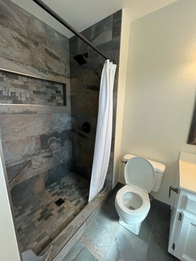 Building Photo - Spacious 3bed 2.5bath 2 story home available now!