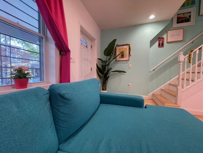 Building Photo - Stylishly Renovated 3 bedroom, 2.5 bath wi...