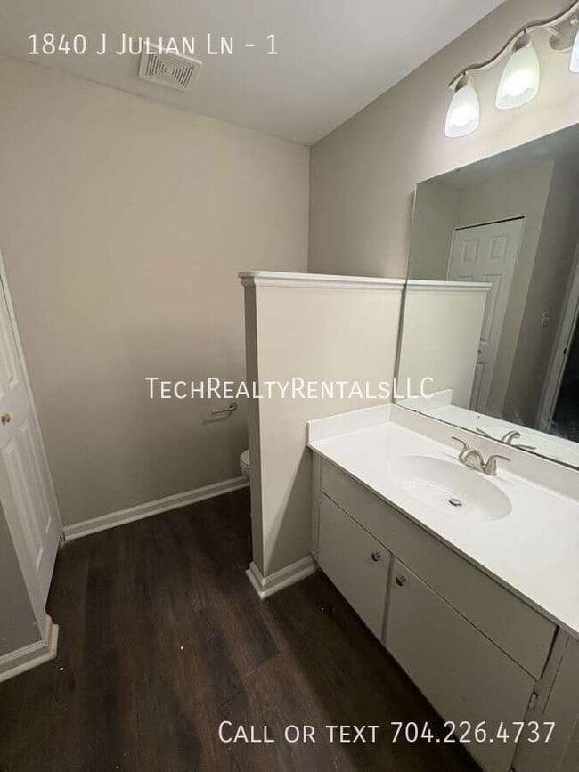 Building Photo - 1840 J Julian Ln