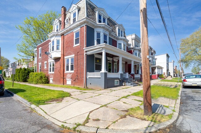 Building Photo - Very big 5 bedroom home in Harrisburg