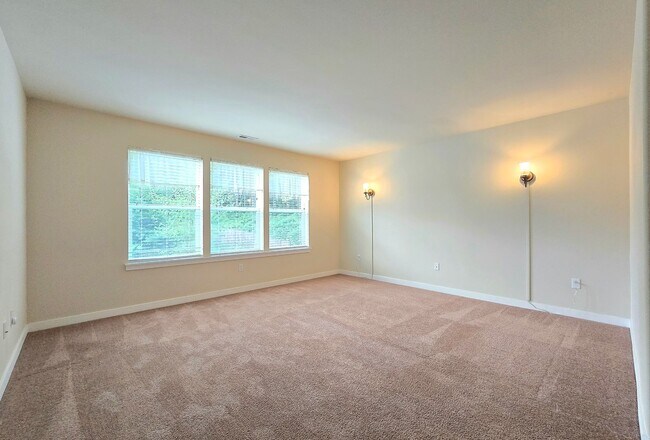 Building Photo - Bright & Spacious 4-Bedroom Home for Rent ...