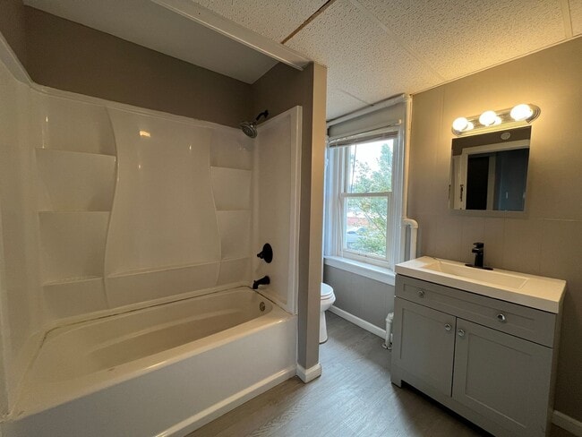 Building Photo - Beautifully remodeled single-family residence offers approximately 1,330 square feet of living sp...