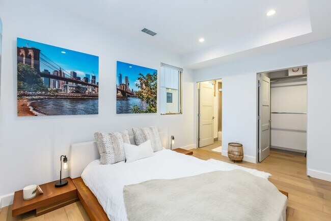Building Photo - Stunning home in Studio City!
