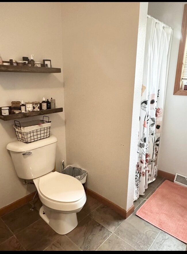 Building Photo - 523 E 1st St