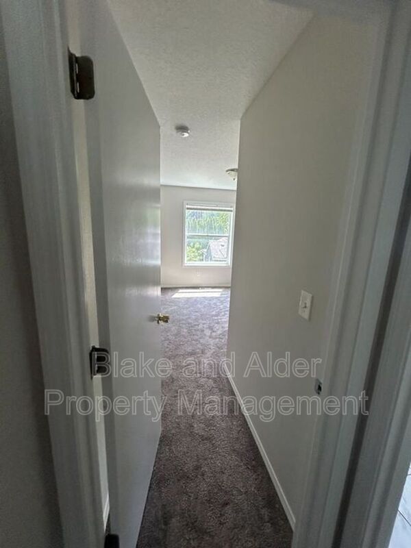 Building Photo - 5609 SE 117th Ave