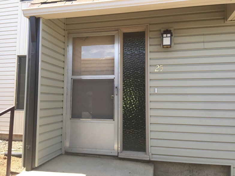 Building Photo - 600 SW Crestview St