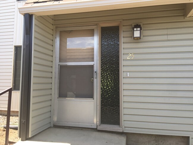 Building Photo - 600 SW Crestview St