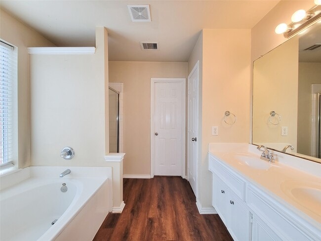 Building Photo - 4926 Lake Gladewater Ct