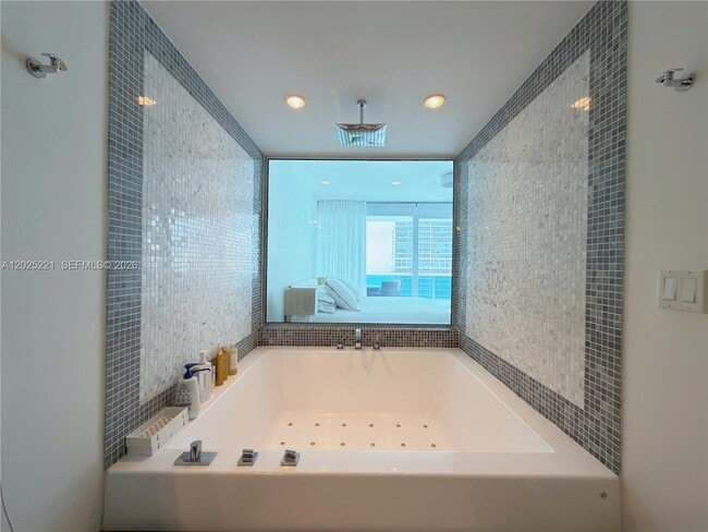 Building Photo - 200 Biscayne Blvd Way