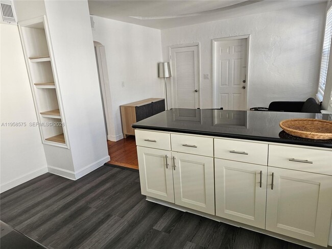 Building Photo - 622 15th St