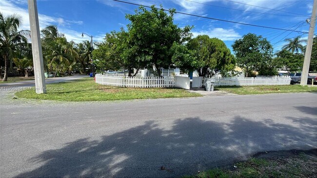 Primary Photo - 413 NE 8th St