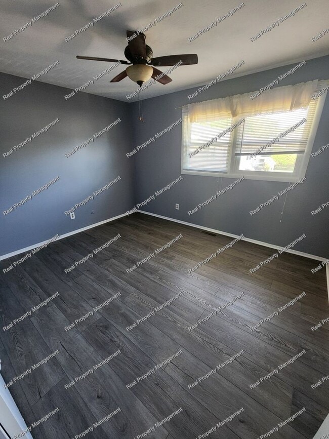 Building Photo - Updated 2 Bedroom