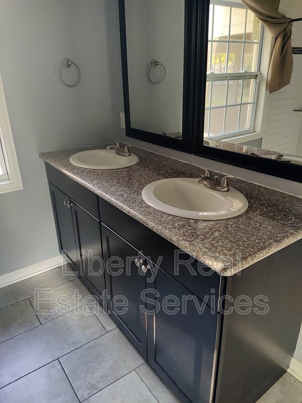 Building Photo - 3 Dogwood St