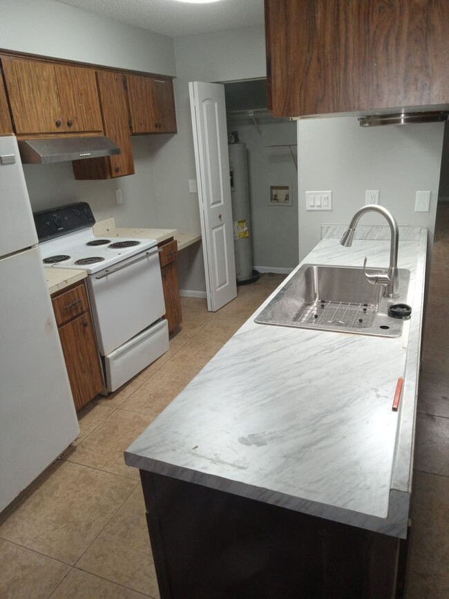 Building Photo - Move-In Ready 2BR/2BA Home with Modern Upd...