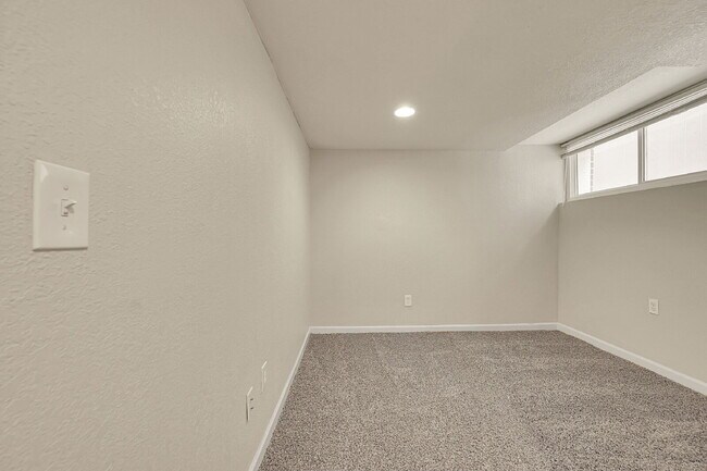 Building Photo - $3,400.00, 4 bed, 3 bed, located in Denver...