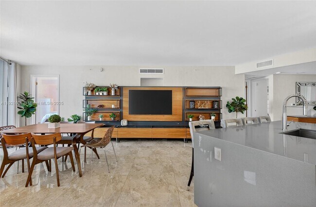 Building Photo - 9821 E Bay Harbor Dr