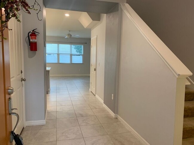 Building Photo - 4 Bedroom Gated Community Compass Bay