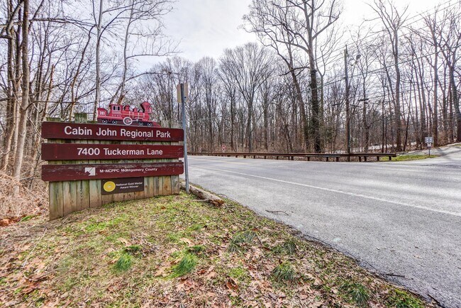 Building Photo - 7400 Lakeview Dr
