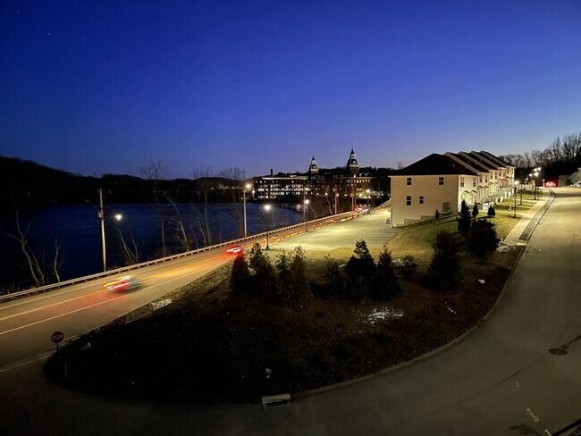 Building Photo - 204 River View Ln