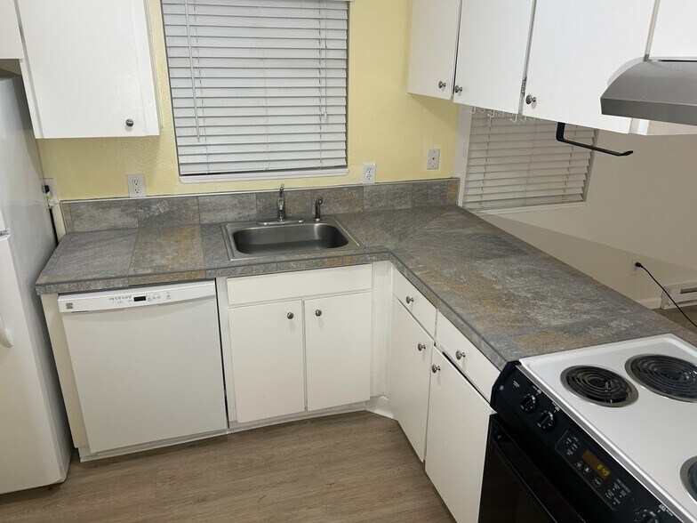 Kitchen - 6470 SW 192nd Ave