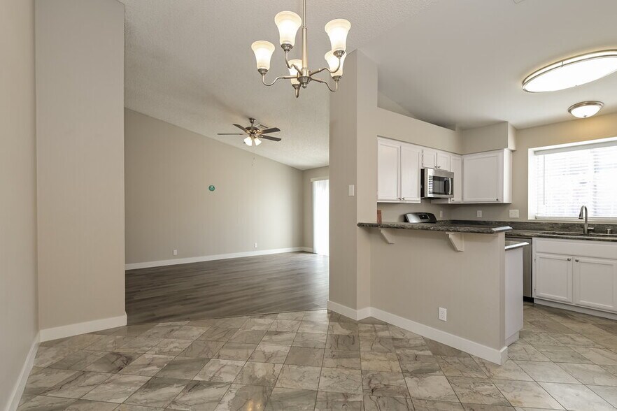 Building Photo - 934 Wagon Train Dr