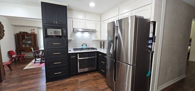 Building Photo - Contemporary Ranch in a beautiful, quiet s...