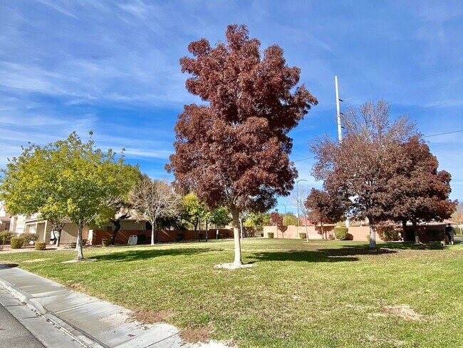 Building Photo - BEAUTIFUL 3 BEDROOM 2 FULL BATHS SINGLE ST...