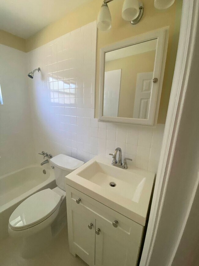 Building Photo - Beautiful 3-bedroom home located in Delray...