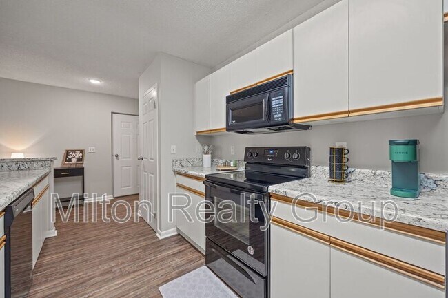 Building Photo - 74 Fantasy Ln