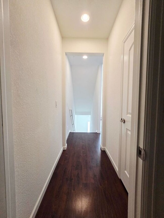 Building Photo - Cute Spacious Townhome in Prime Location | Move In Today- Save 50% OFF First Month's Rent!