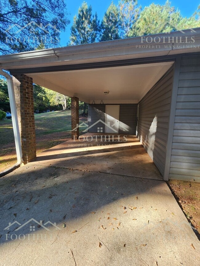 Building Photo - 305 Green Forest Dr