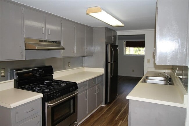 Building Photo - 2054 E Roxboro Rd NE