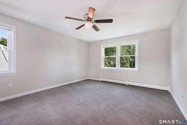 Building Photo - 40 Kingsbury Ln