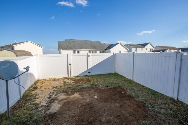 Building Photo - 3 bed, 2full/2 half bath Townhome in Marti...