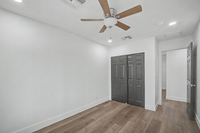 Building Photo - 6 Bed/ 3 Bath with Pool